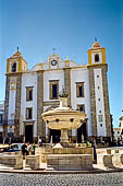 Evora - piazza del Giraldo con la Igreja de Santo Anto. 